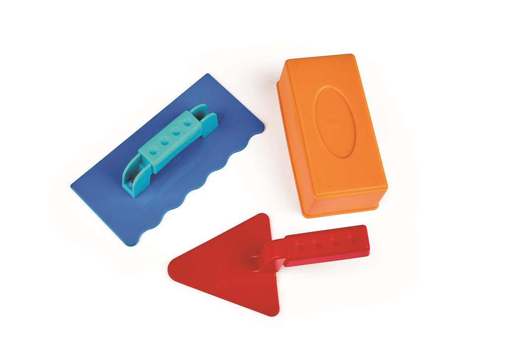 Conjunto de 3 ferramentas de praia Hape em plástico resistente nas cores azul, laranja e vermelho.