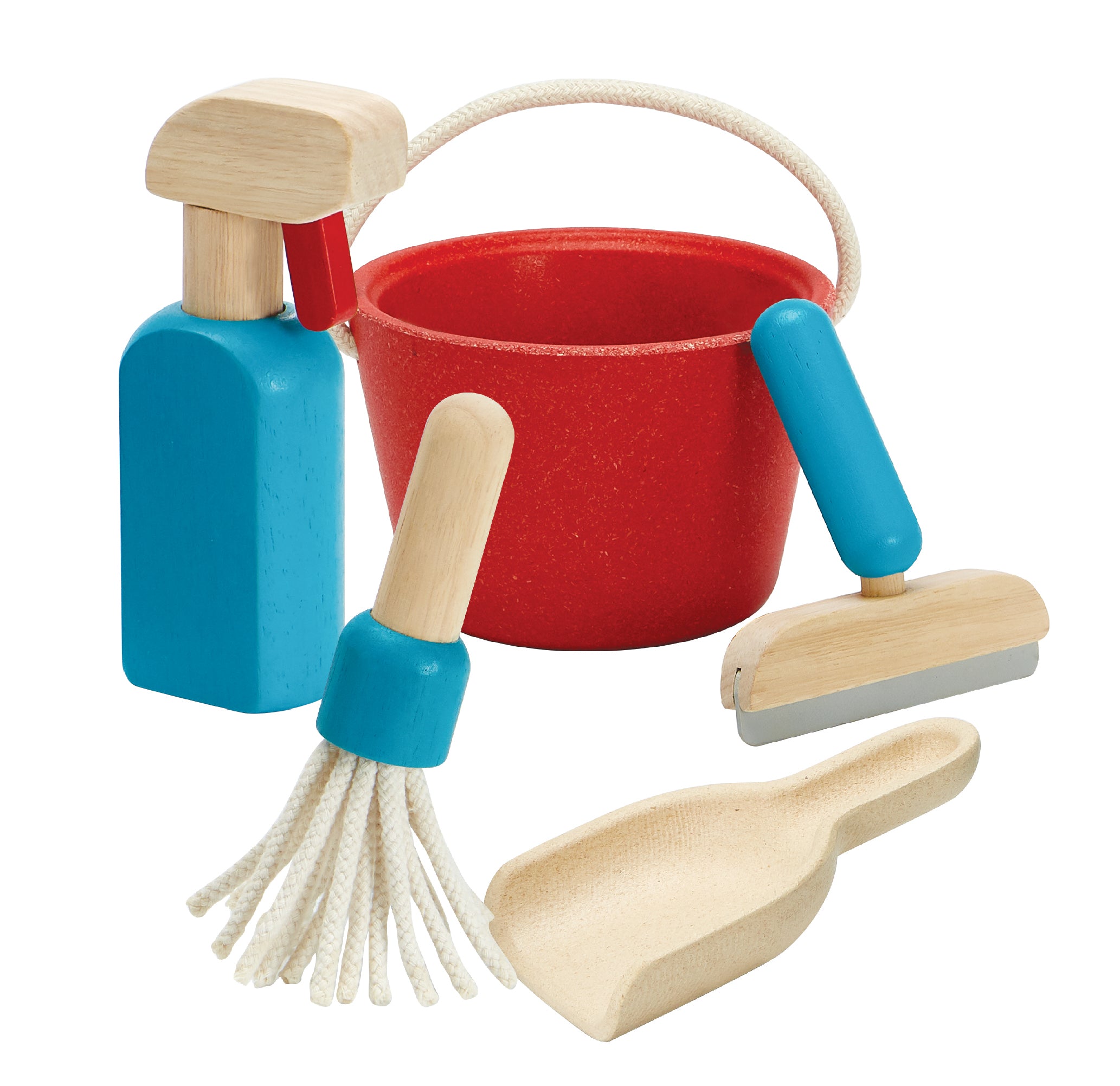 Conjunto de limpeza PlanToys com balde vermelho, frasco de spray azul, rodo, vassoura e pá de lixo em madeira, sobre fundo branco.