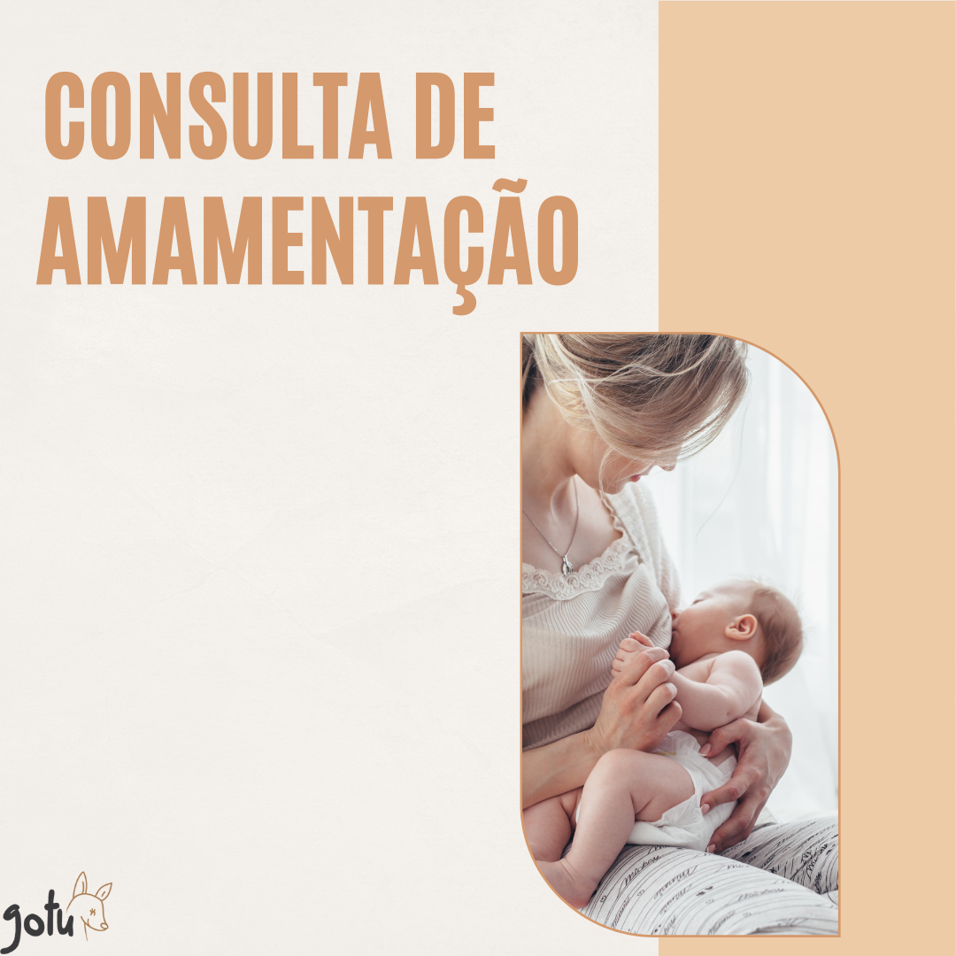 Mãe a amamentar o bebé confortavelmente, com apoio visual de uma consultora de amamentação ao fundo.