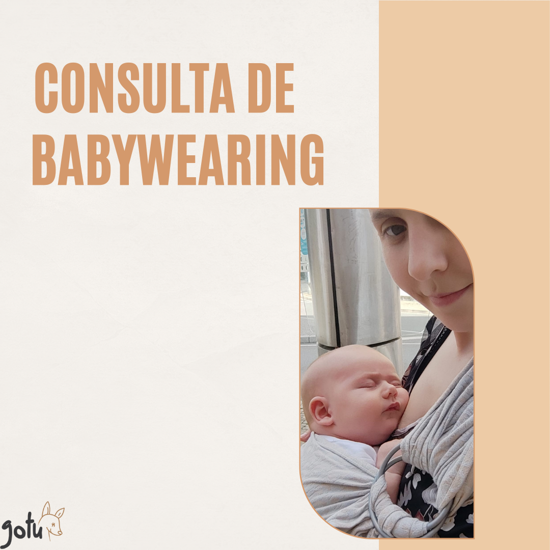 Mãe sorridente a usar um porta-bebés ergonómico, segurando um bebé confortavelmente. Promove o vínculo e a segurança do babywearing.