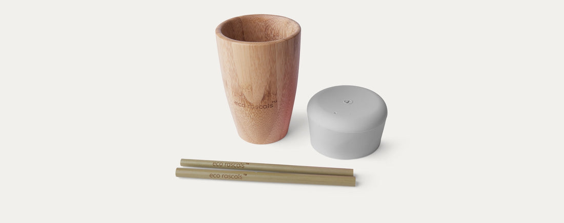 Componentes do Eco Rascals Copo de bambu 240ml: copo, tampa de silicone cinza e duas palhinhas de bambu.