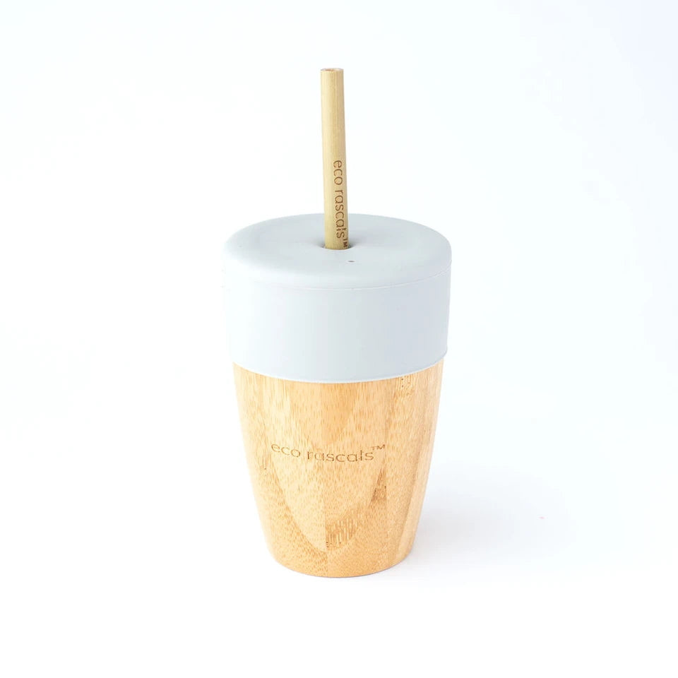 Eco Rascals Copo de bambu 240ml montado com tampa de silicone cinza e palhinha de bambu.