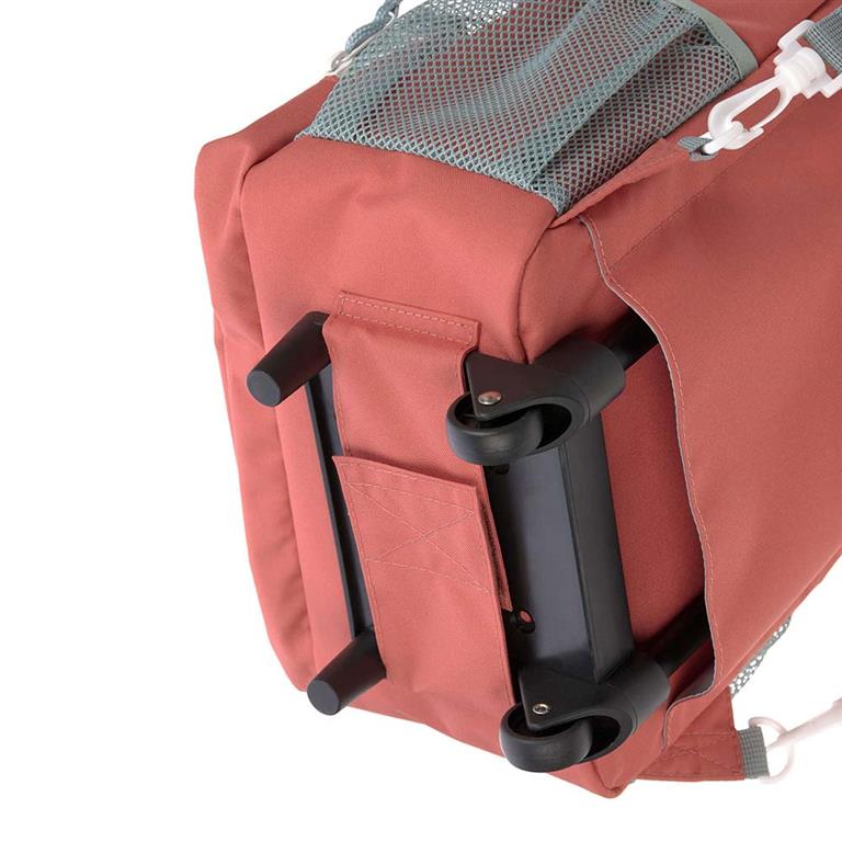 Criança a puxar a mochila trolley Lassig com rodas, demonstrando a facilidade de utilização em movimento.
