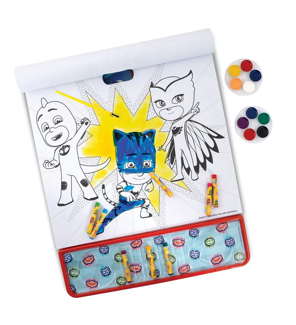 Uma criança a colorir um desenho dos PJ Masks no bloco gigante.