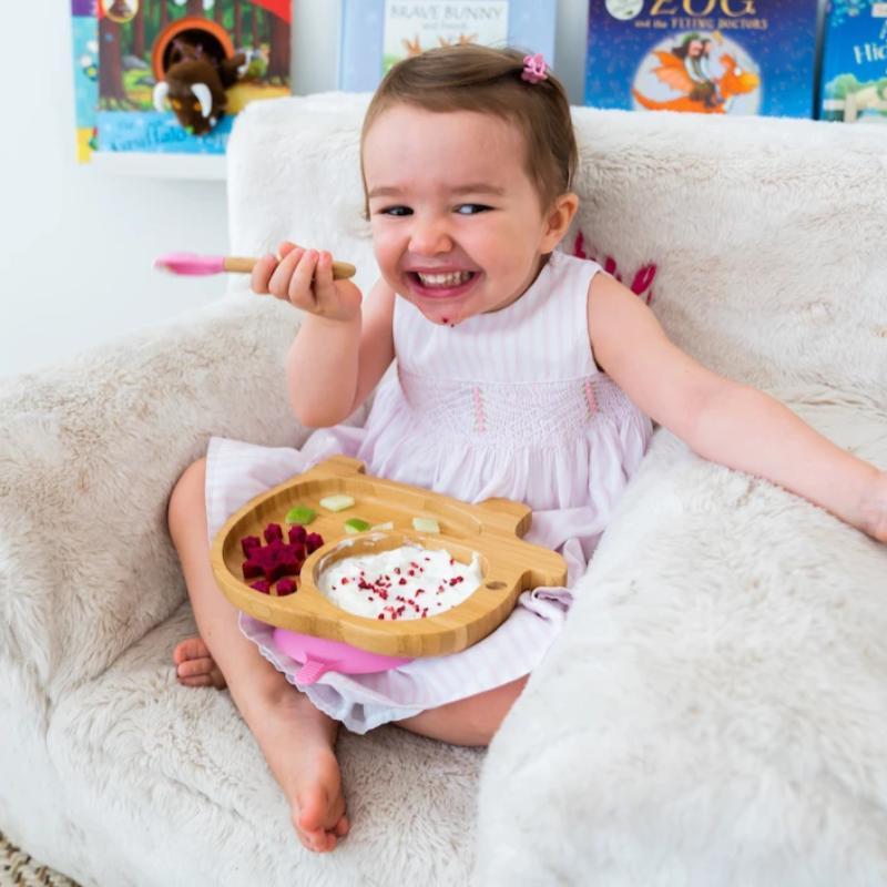 Criança feliz a comer com prato e colher Eco Rascals de bambu