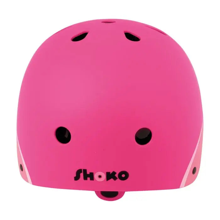 Criança sorridente a usar o capacete Shoko (azul/amarelo) enquanto anda de bicicleta, evidenciando o uso em atividade.