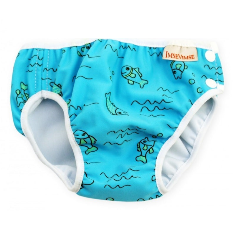 Cueca fralda de natação reutilizável ImseVimse com padrão de peixinhos azuis.