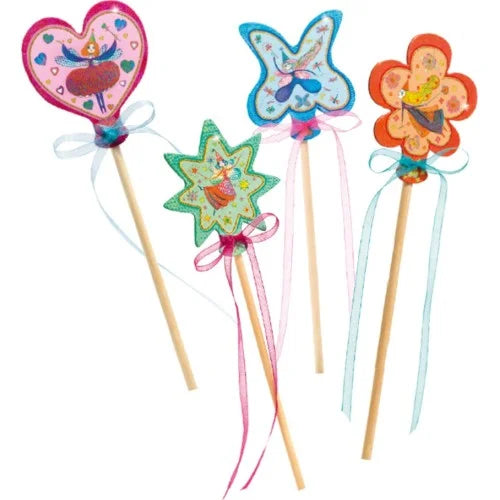 Quatro varinhas mágicas Djeco de fadas, já montadas e decoradas, com designs de coração, borboleta, estrela e flor, adornadas com fitas coloridas.