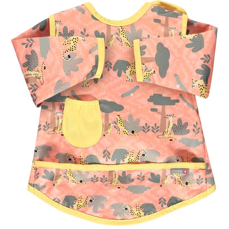 Detalhe do babete de mangas Close, destacando o tecido impermeável e o bolso prático.