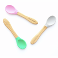 Detalhe das colheres Eco Rascals de bambu e pontas de silicone