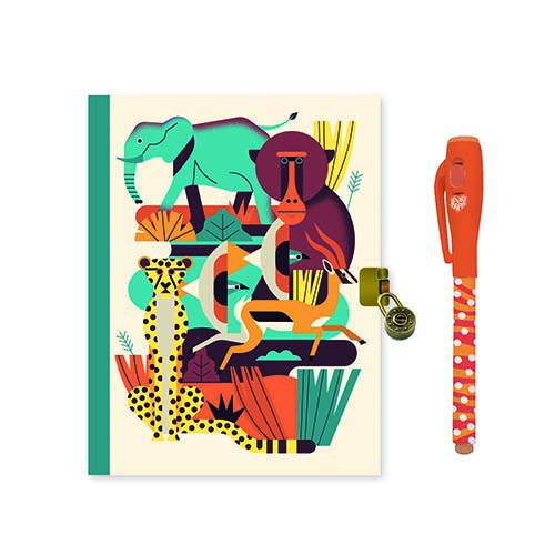 Diário secreto da marca Djeco com capa ilustrada de animais da selva (elefante, babuíno, chita, antílope) ao lado de uma caneta laranja e um pequeno cadeado dourado.