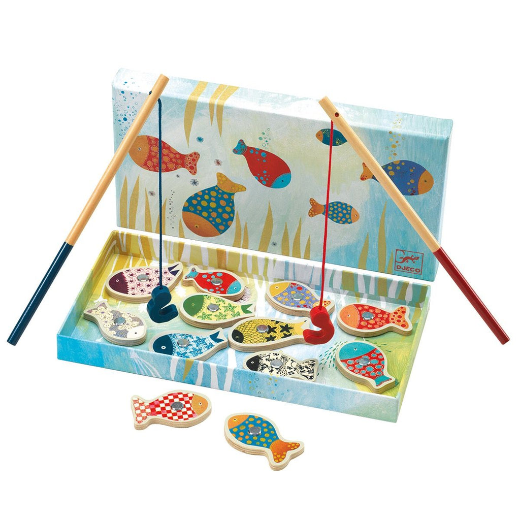 Jogo de Pesca Magnético Djeco Fishing Dream com caixa aberta, 12 peixes coloridos, 2 varas e peixes soltos.