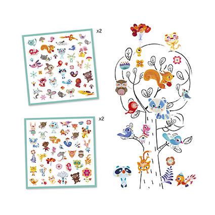 Conteúdo do conjunto de autocolantes Djeco, mostrando duas folhas de autocolantes com pequenos amigos e uma composição de árvore onde alguns autocolantes foram aplicados.