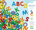 Letras magnéticas de madeira coloridas Djeco espalhadas sobre fundo azul claro.