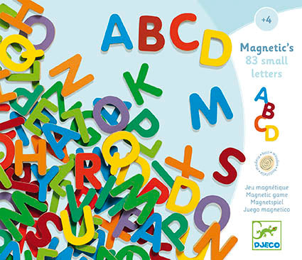 Letras magnéticas de madeira coloridas Djeco espalhadas sobre fundo azul claro.