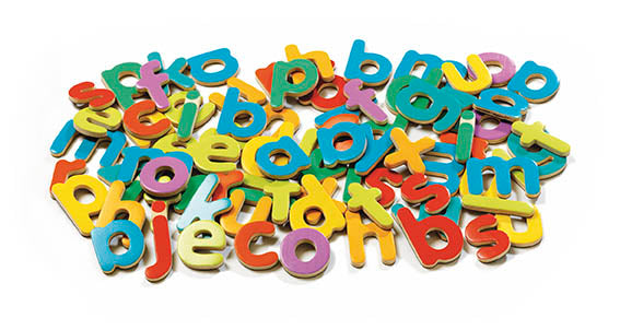 Letras magnéticas de madeira Djeco em close-up sobre fundo branco para aprendizagem.