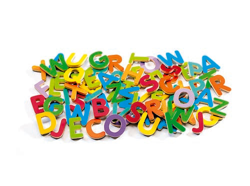 Conjunto de letras magnéticas de madeira Djeco de várias cores em fundo branco.