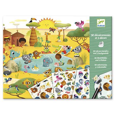 Conjunto Djeco 90 Decalques e 3 cenários: vista da embalagem aberta mostrando os três cenários (Savana, Deserto, Pólo Norte) e folhas de decalques coloridos.