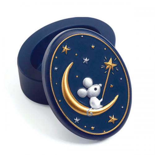 Detalhe da tampa da caixinha de dentes Djeco, mostrando o acabamento brilhante (efeito prata/ouro) e a ilustração de um animal.