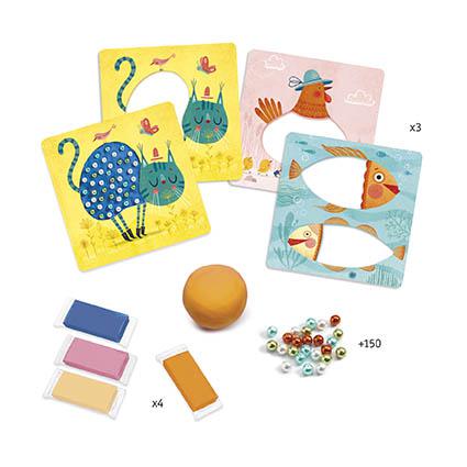 Conteúdo do kit Djeco: placas com desenhos, quatro potes de argila colorida e pequenos sacos de miçangas para decoração.