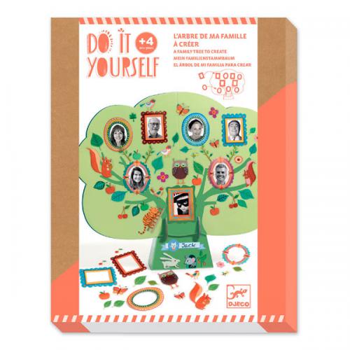 Imagem principal do kit Djeco Árvore Genealógica DIY: tronco de cartão montado, autocolantes e etiquetas prontos a personalizar a história familiar.