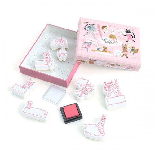 Imagem principal do conjunto "Djeco Carimbos Lucille": caixa aberta mostrando 8 carimbos temáticos e almofada de tinta azul.