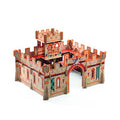 Djeco Castelo Medieval montado, com detalhes de torres, muralhas e brasões, ideal para estimular a imaginação e criatividade das crianças.