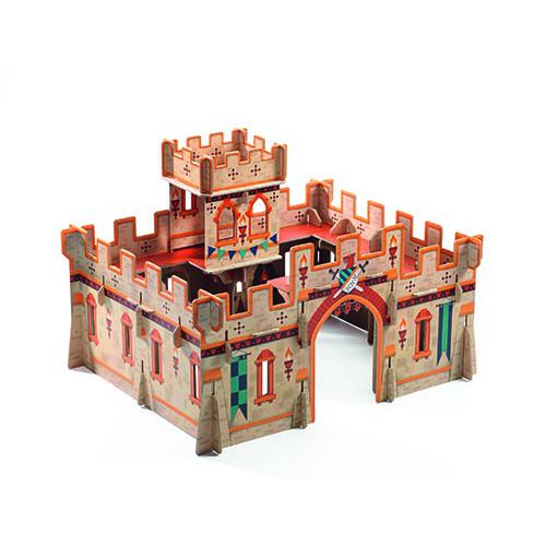 Djeco Castelo Medieval montado, com detalhes de torres, muralhas e brasões, ideal para estimular a imaginação e criatividade das crianças.