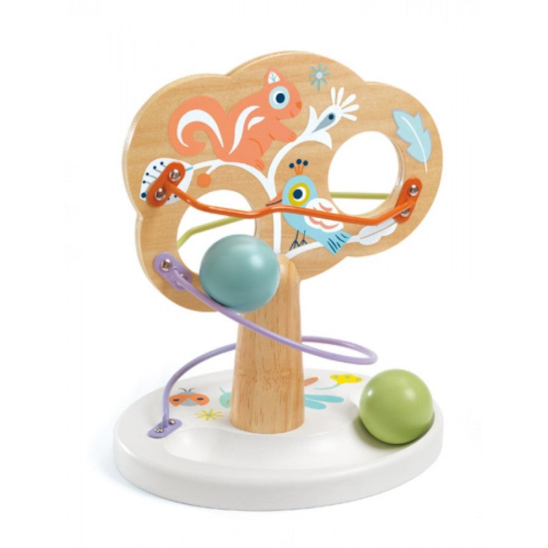 Circuito de bolas Djeco Babytree em madeira com forma de árvore, mostrando uma bola azul a deslizar na haste em espiral e uma bola verde no topo. Ilustrações de esquilo e pássaro.