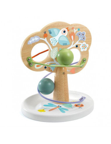 Brinquedo Djeco Babytree circuito de bolas, vista lateral, com uma bola verde a deslizar na haste reta e uma bola azul na espiral. Base ilustrada com borboleta e joaninha.
