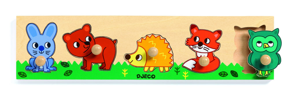 Djeco puzzle de madeira com pegas, apresentando um coelho azul, urso vermelho, ouriço amarelo, raposa laranja e coruja verde, sobre um fundo de relva.