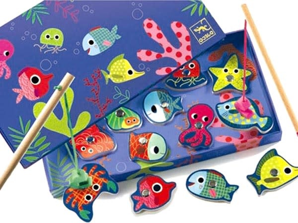 Vista angular do jogo Djeco Pesca Magnético Fishing Colour com canas e figuras magnéticas espalhadas.