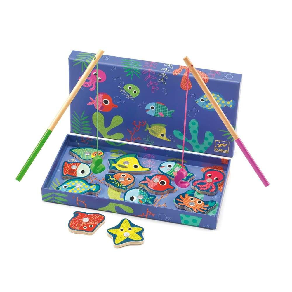 Jogo Djeco Pesca Magnético Fishing Colour com as duas canas e os peixes coloridos dentro da caixa.
