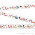 Close-up da fita cola decorativa Djeco com o padrão de flores vibrantes e elementos naturais.