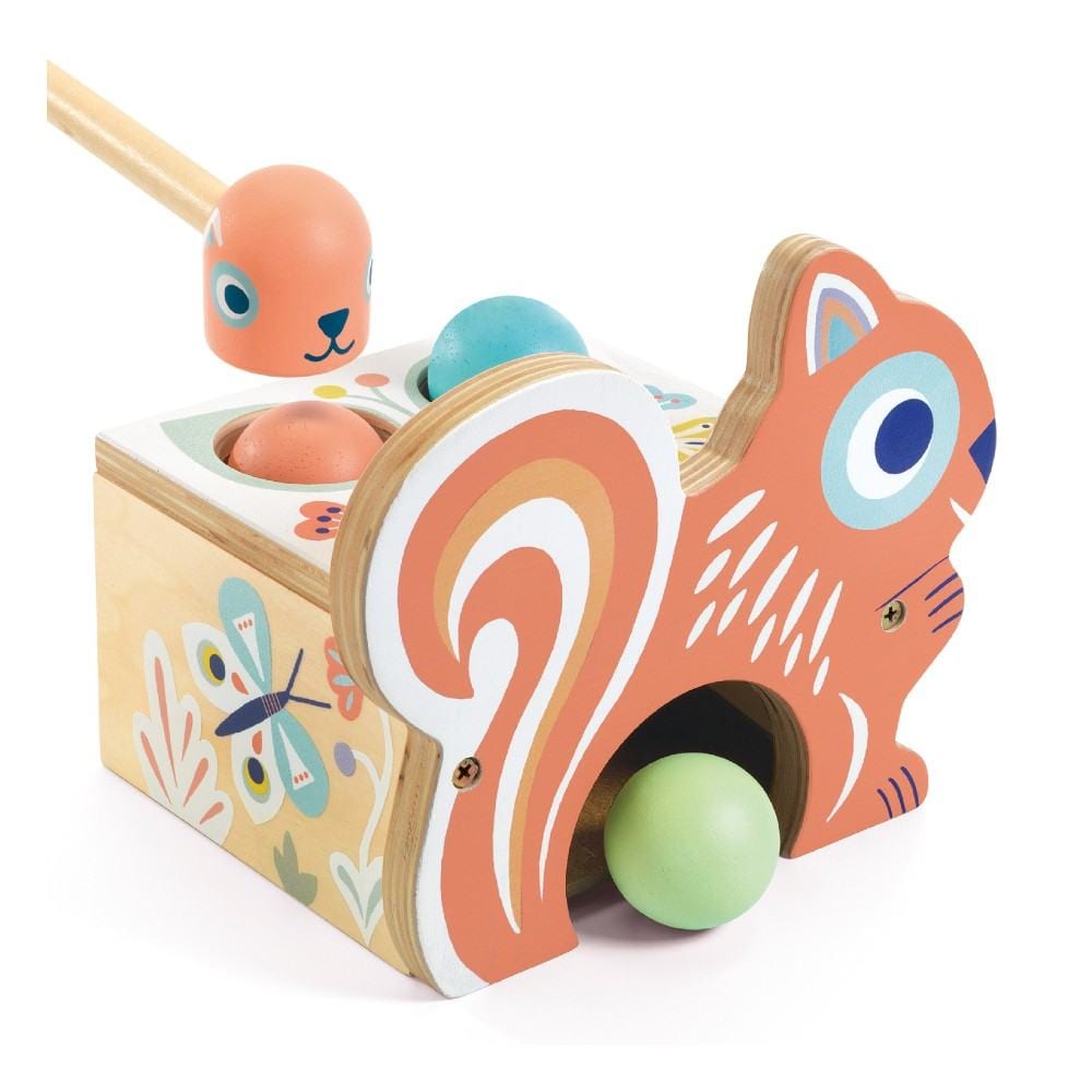 Imagem de close-up do Djeco Jogo martelar BabyNut, destacando o design do esquilo e as bolas.