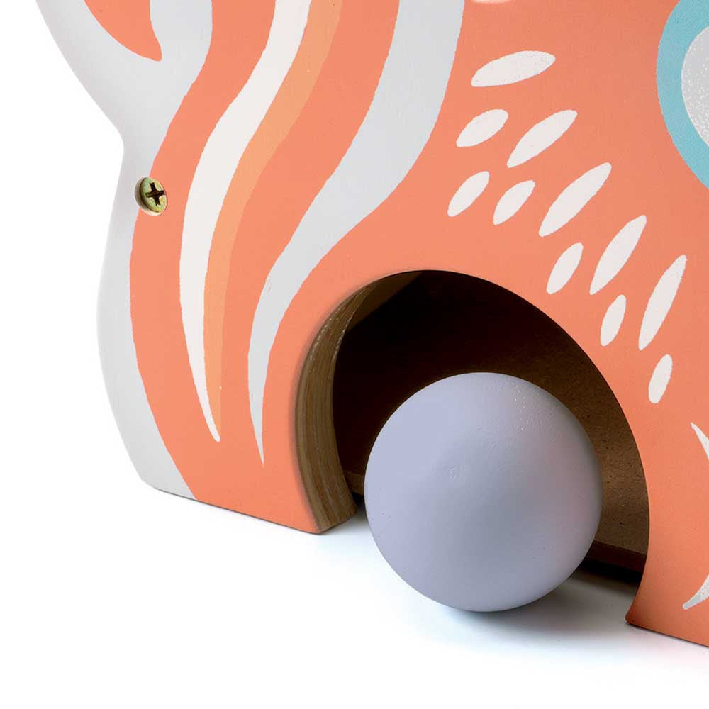 Detalhe da abertura do Djeco Jogo martelar BabyNut, mostrando uma bola prestes a cair.