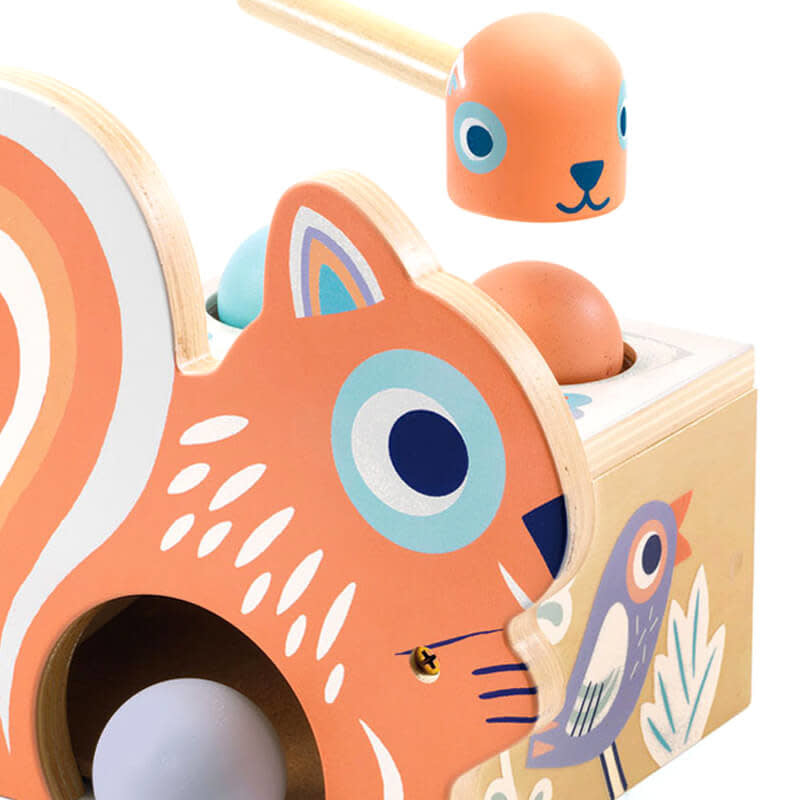 Close-up do esquilo e do martelo do Djeco Jogo martelar BabyNut, mostrando os detalhes do design.