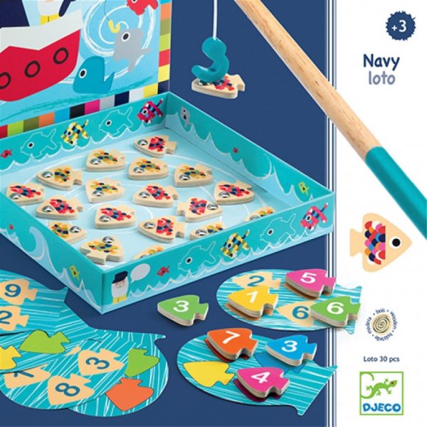 Visão geral do Djeco Jogo pesca e bingo magnético Navy Loto, mostrando a caixa aberta, os peixes de madeira, os cartões de bingo e a vara de pesca magnética.