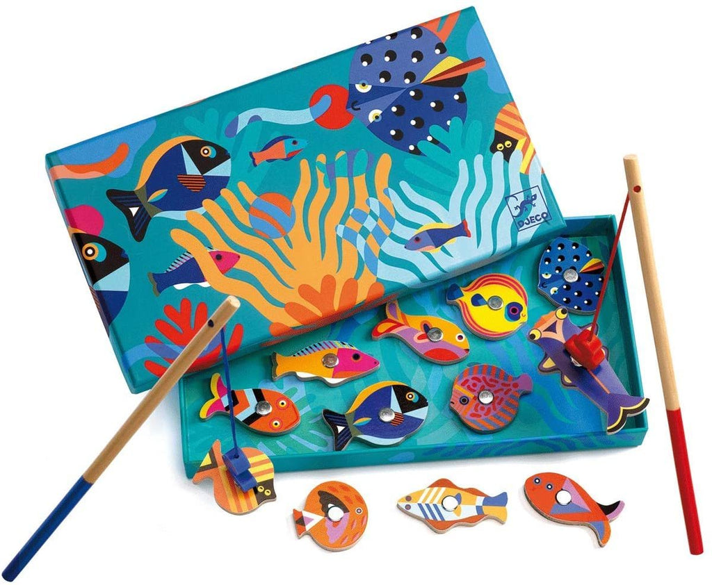Djeco Jogo Pesca Magnético Fishing Graphic com caixa aberta mostrando 12 peixes coloridos e 2 varas de pesca.