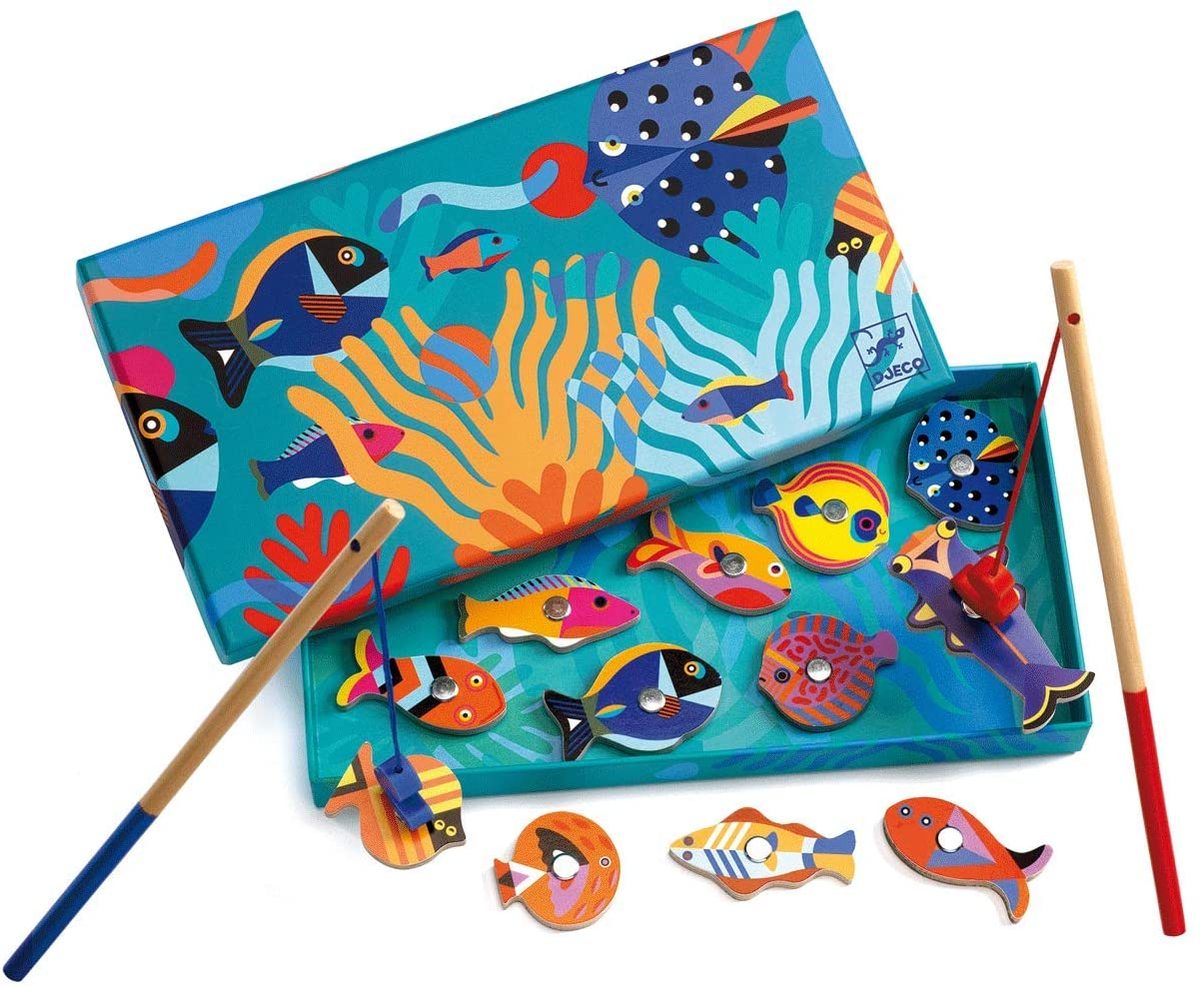 Djeco Jogo Pesca Magnético Fishing Graphic com caixa aberta mostrando 12 peixes coloridos e 2 varas de pesca.