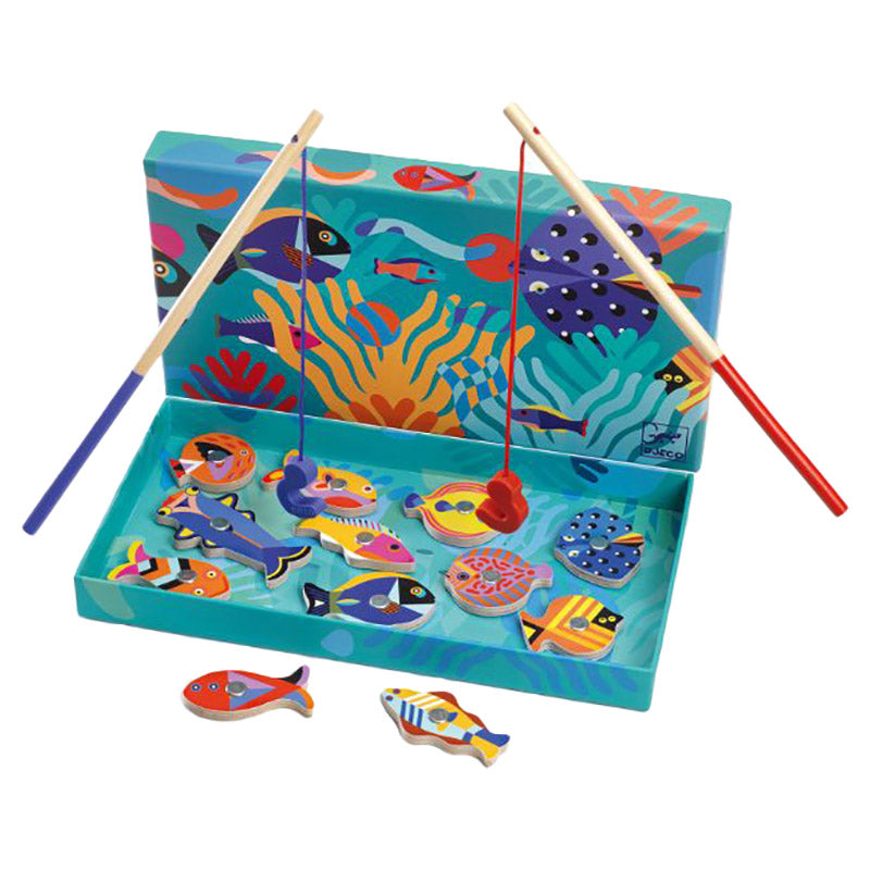 Vista superior do Djeco Jogo Pesca Magnético Fishing Graphic com todos os peixes e varas dispostos.