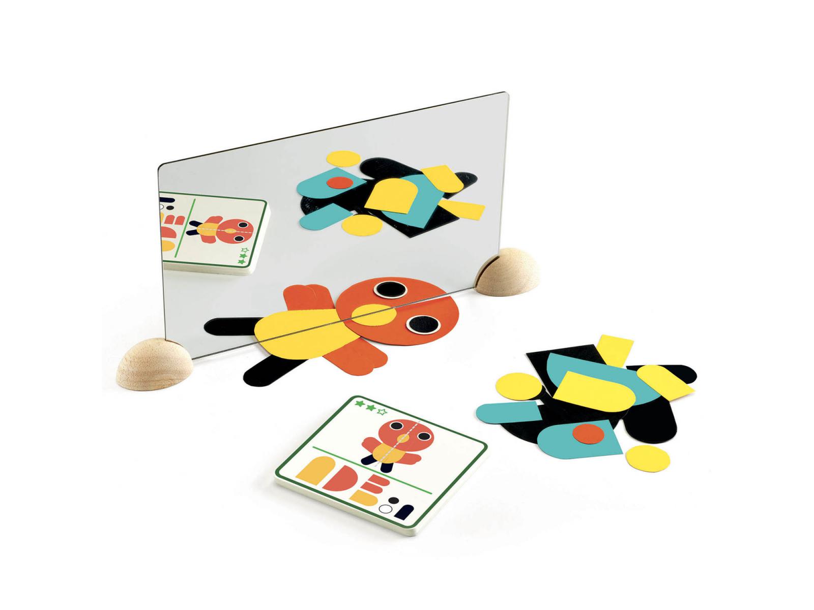 Criança a brincar com o jogo Djeco Ze Mirror, colocando uma carta redonda sob o espelho para ver o reflexo transformado.