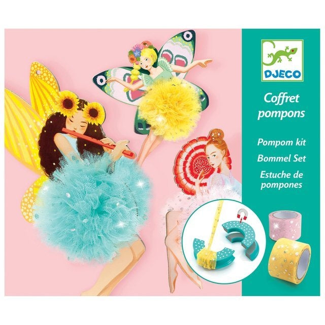 Kit "Pompons de Fada" da Djeco, mostrando a caixa aberta com as ferramentas magnéticas, moldes de fada e rolos de fita colorida para criar pompons.