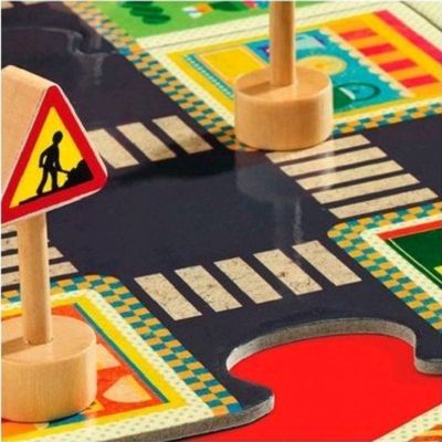 Detalhe do Djeco puzzle pistas da Cidade, mostrando passadeira e sinal de trânsito em madeira.