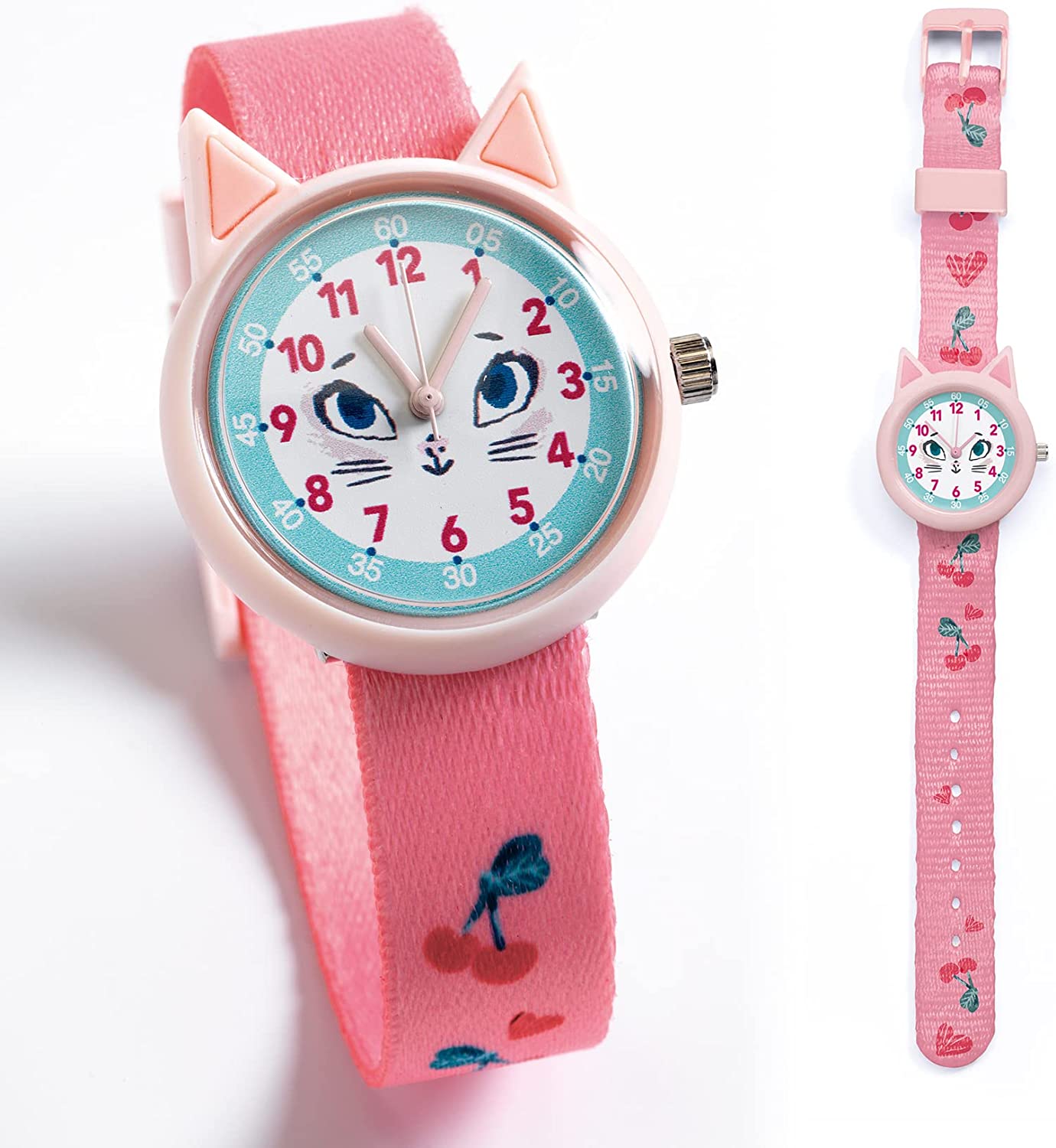 Relógio de pulso Djeco para criança com formato de gato rosa, mostrador didático e bracelete em tecido com padrão de cerejas.