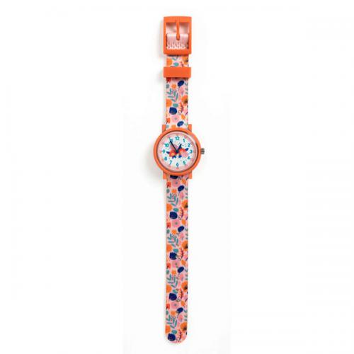 Criança a usar o relógio Djeco no pulso, demonstrando o ajuste confortável da pulseira de tecido colorido.