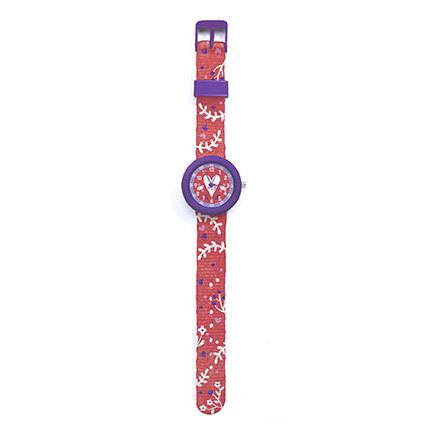 Detalhe do mostrador do relógio Djeco, exibindo números claros para horas e minutos, facilitando a aprendizagem.