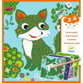 Kit Djeco Actividades Raspar - Criaturas do Campo, com raposa verde e ilustrações de morangos, flores, e a embalagem com 4 cartões e caneta para crianças de 3-6 anos.