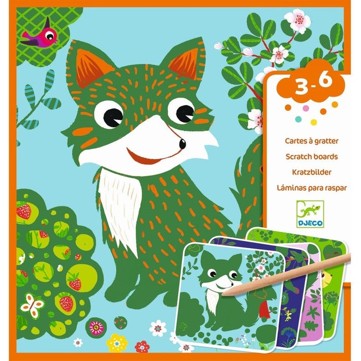 Kit Djeco Actividades Raspar - Criaturas do Campo, com raposa verde e ilustrações de morangos, flores, e a embalagem com 4 cartões e caneta para crianças de 3-6 anos.