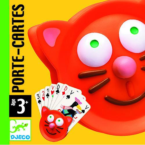 Suporte para cartas Djeco em forma de gato azul, segurando um leque de cartas de jogar para crianças.